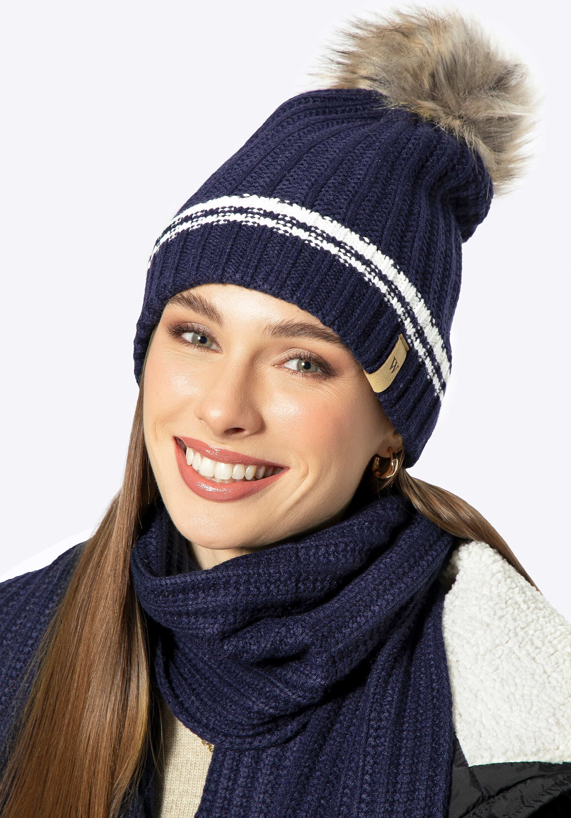 Damska czapka z wzorem w paski i pomponem granatowo-biała