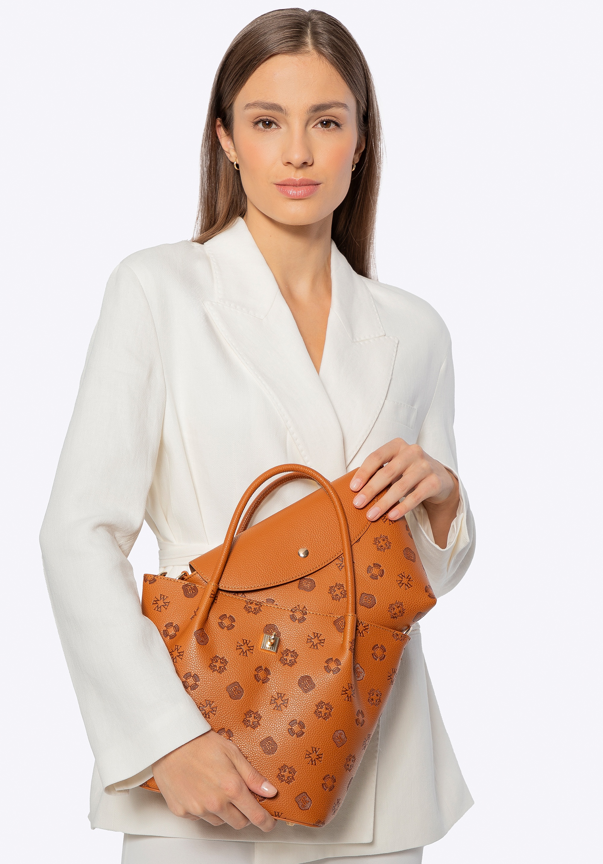 Damski kuferek z ekoskóry z tłoczoną sygnaturą jasny brąz