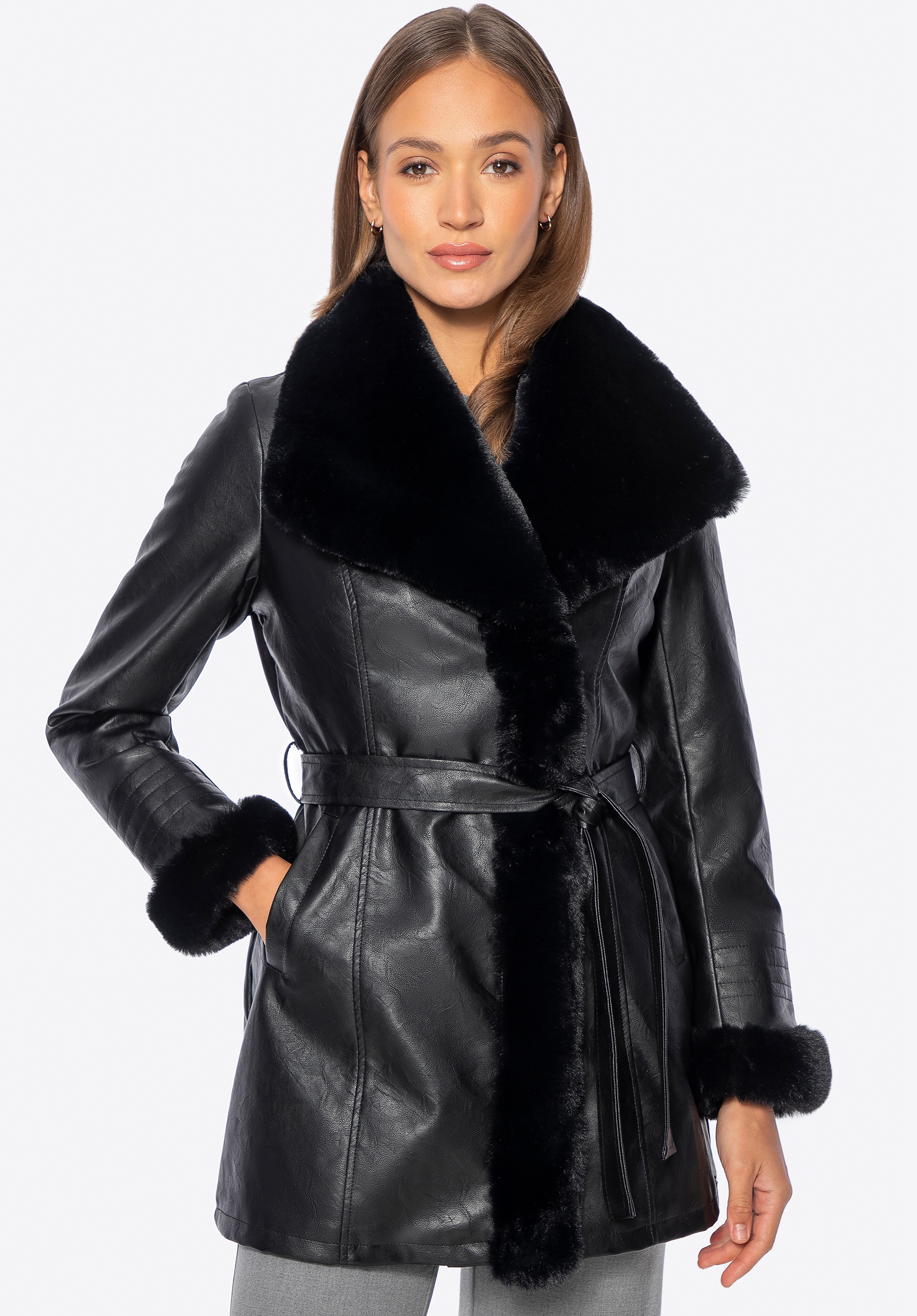 Damski płaszcz z ekoskóry z futerkowymi detalami czarny