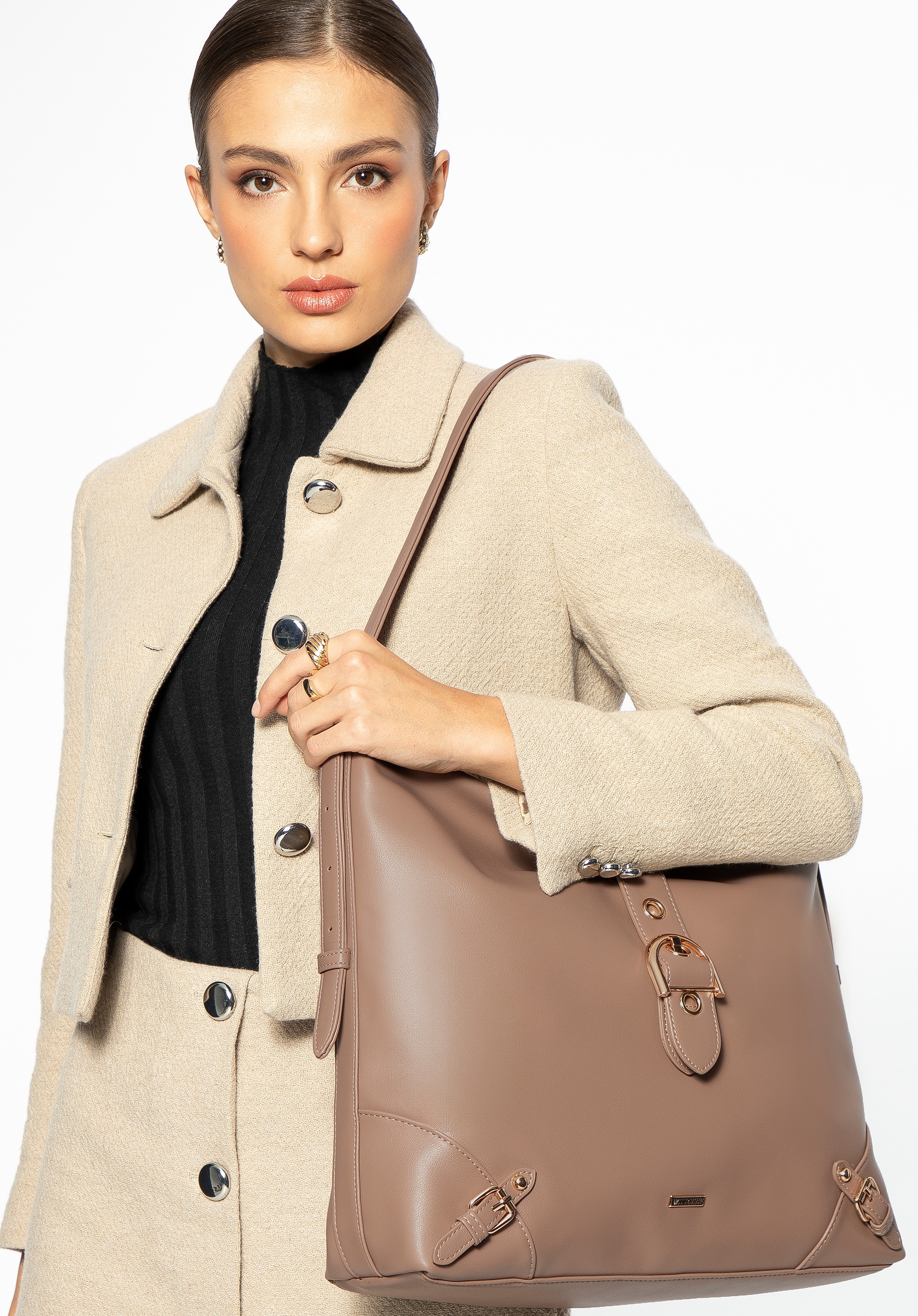 Torebka worek z ekoskóry z ozdobnym zapięciem beżowa