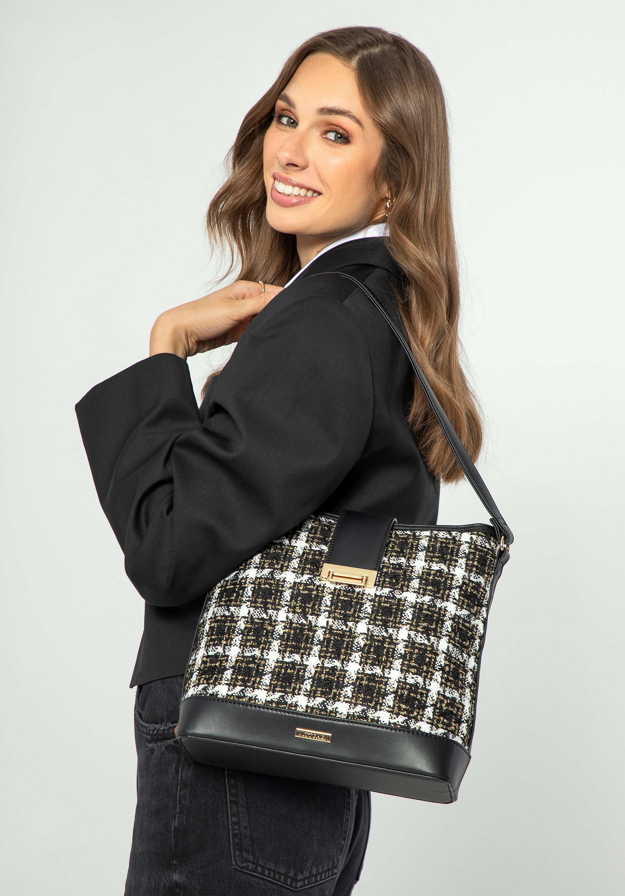 Damska torebka worek z tkaniny bouclé czarno - biała