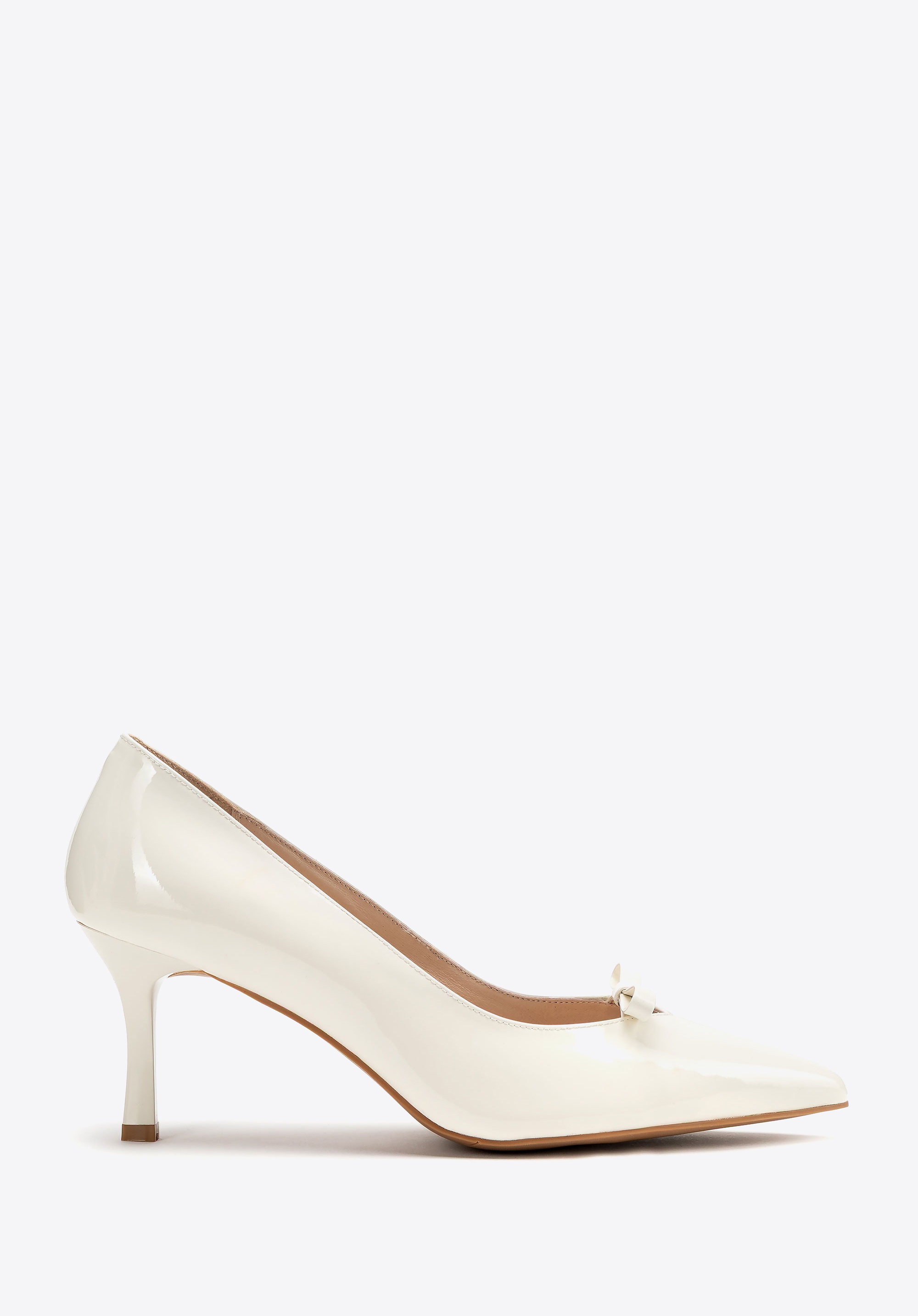 Damskie czółenka ze skóry lakierowanej z noskiem w szpic beżowe