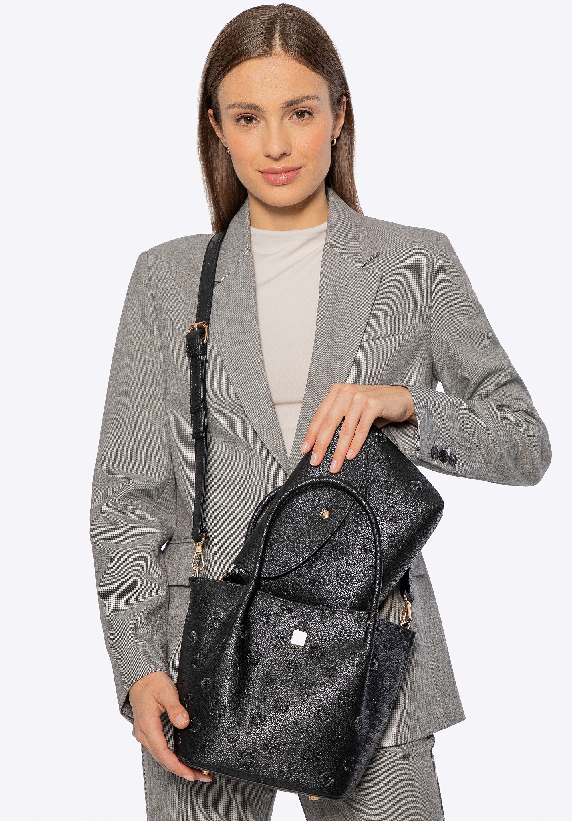 Damski kuferek z ekoskóry z tłoczoną sygnaturą czarny