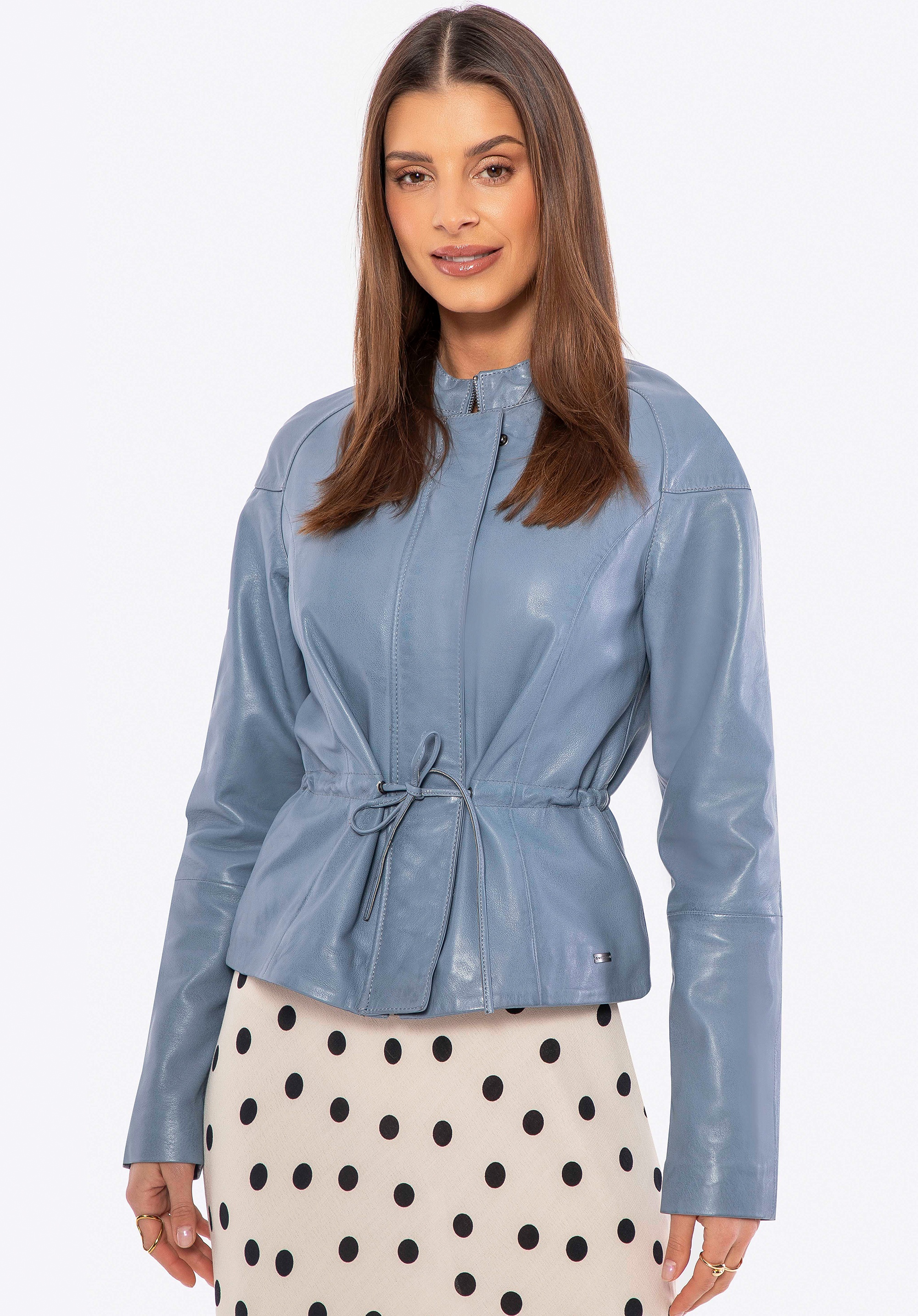Damska kurtka skórzana z paskiem w talii niebieska