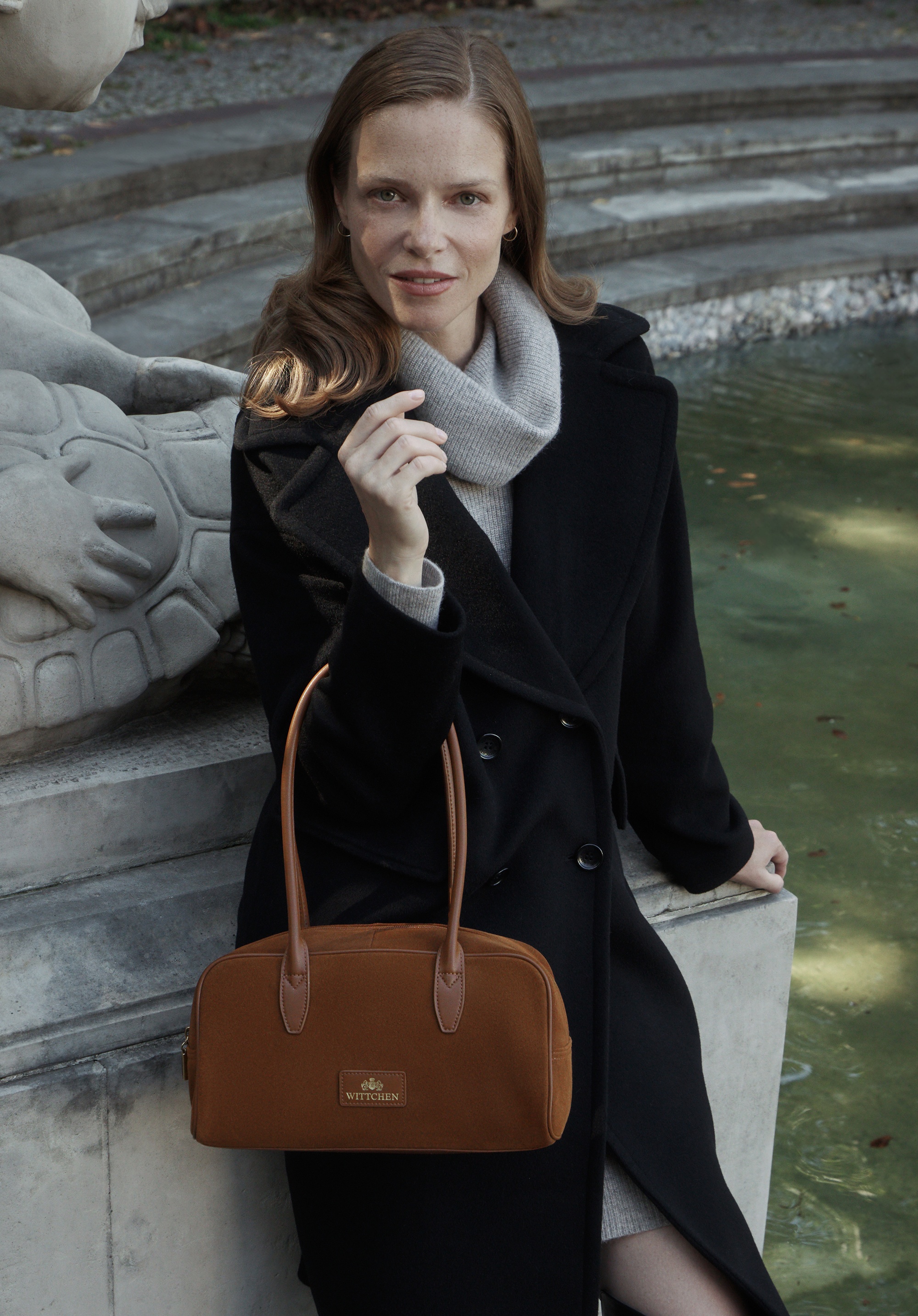 Damska torebka na ramię ze skóry zamszowej jasny brąz