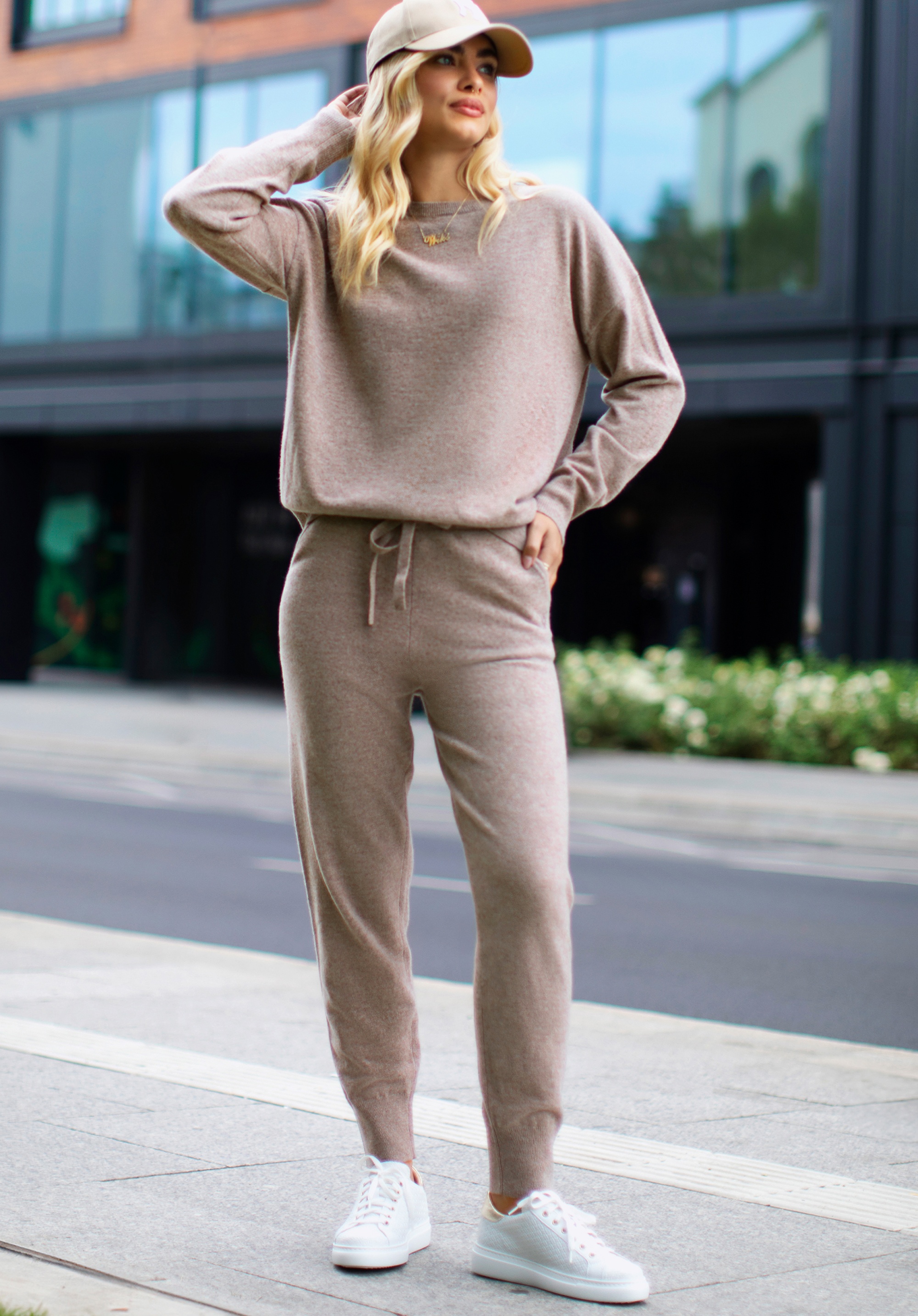 Komplet odzieży damskiej z wełny beżowy