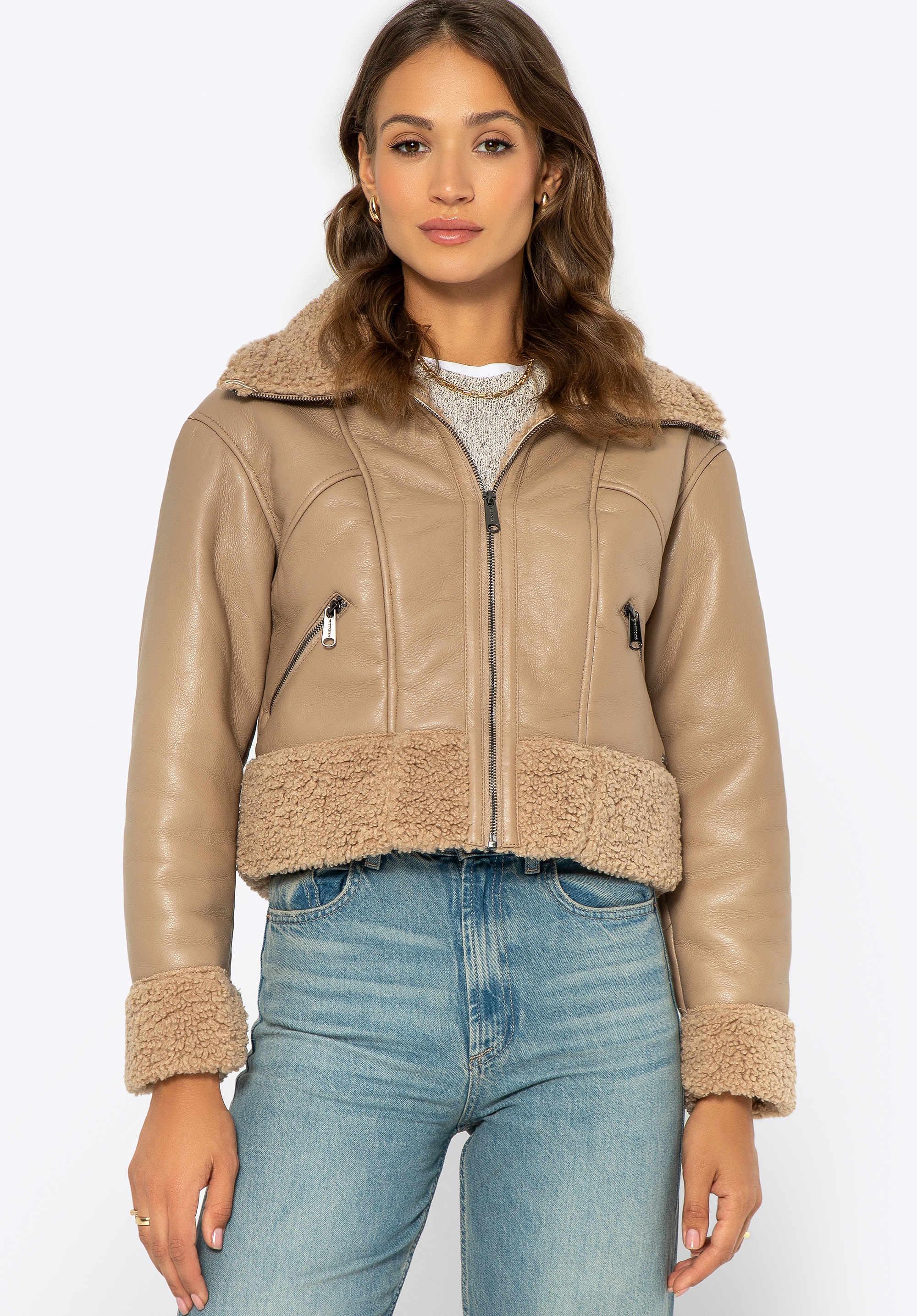 Damska kurtka z futerkiem krótka beżowa