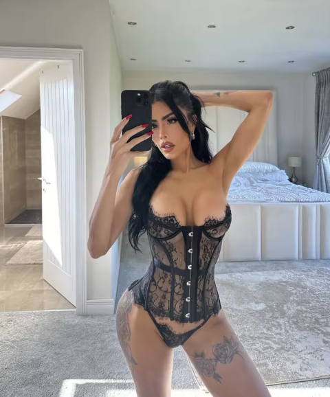 Koronkowy komplet bielizny – gorset + stringi 296