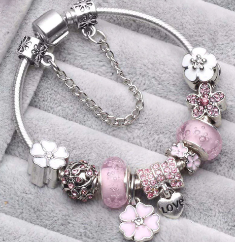 Bransoletka damska z charmasami 003