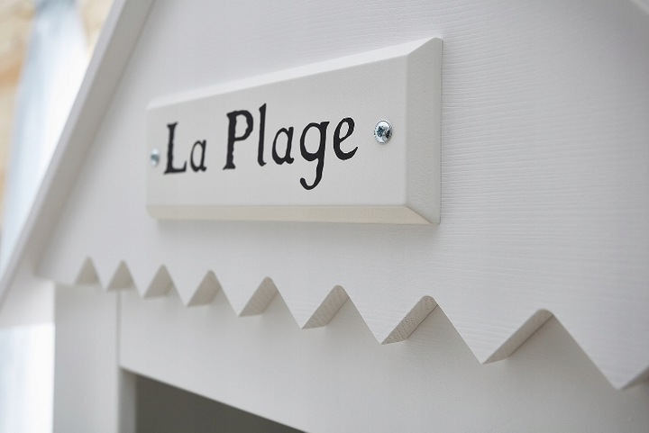 Pinio, Marsylia - dekor z napisem