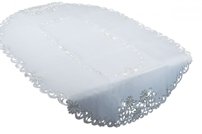 Obrus haftowany rozmiar 60x120 owal wzór kremowy (213 ov)