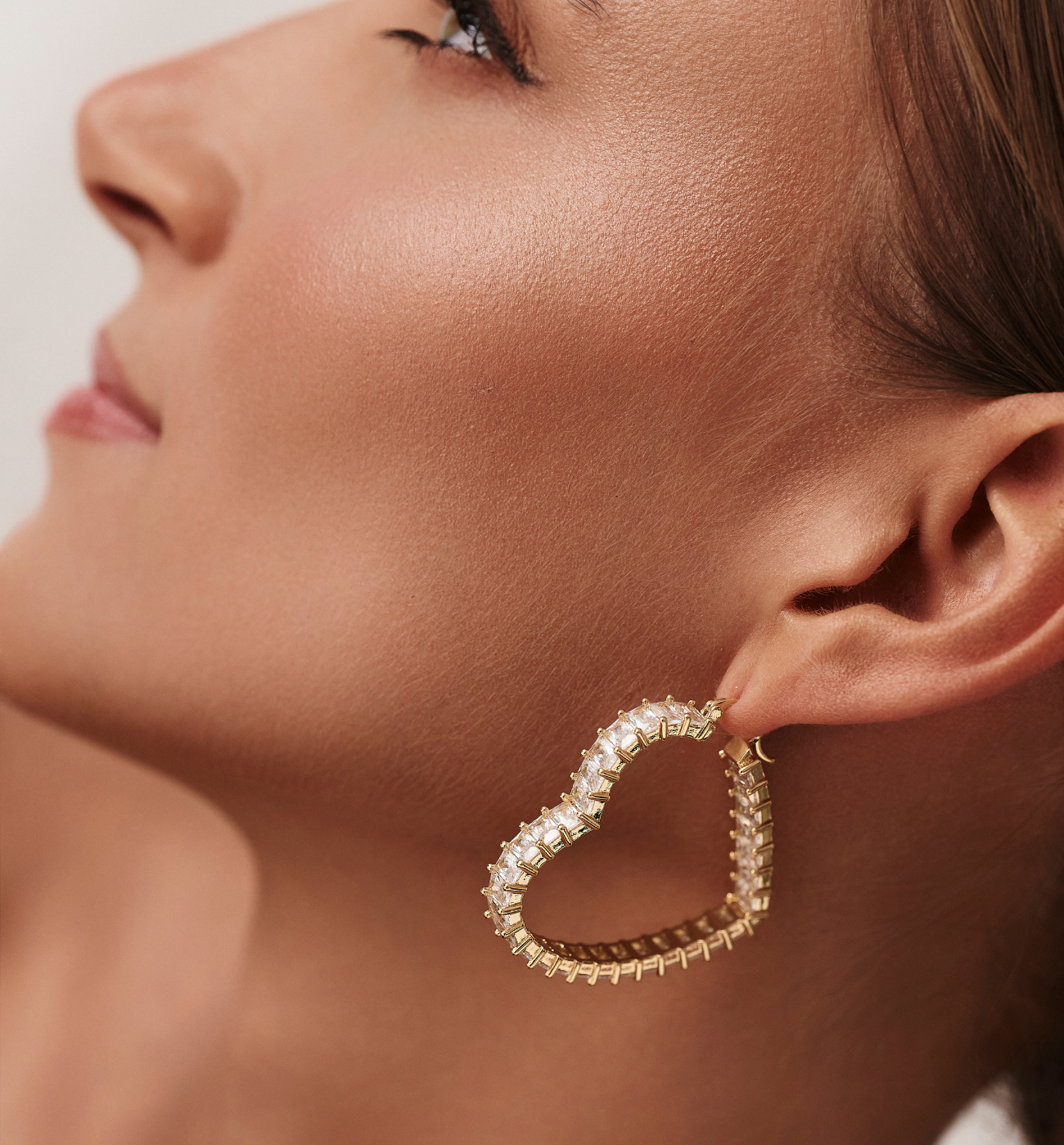 Kolczyki serca z kryształkami złote KSS2040