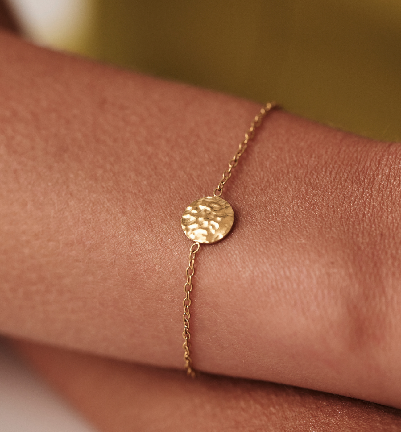 Bransoletka z młotkowanym dyskiem złota - By Dziubeka