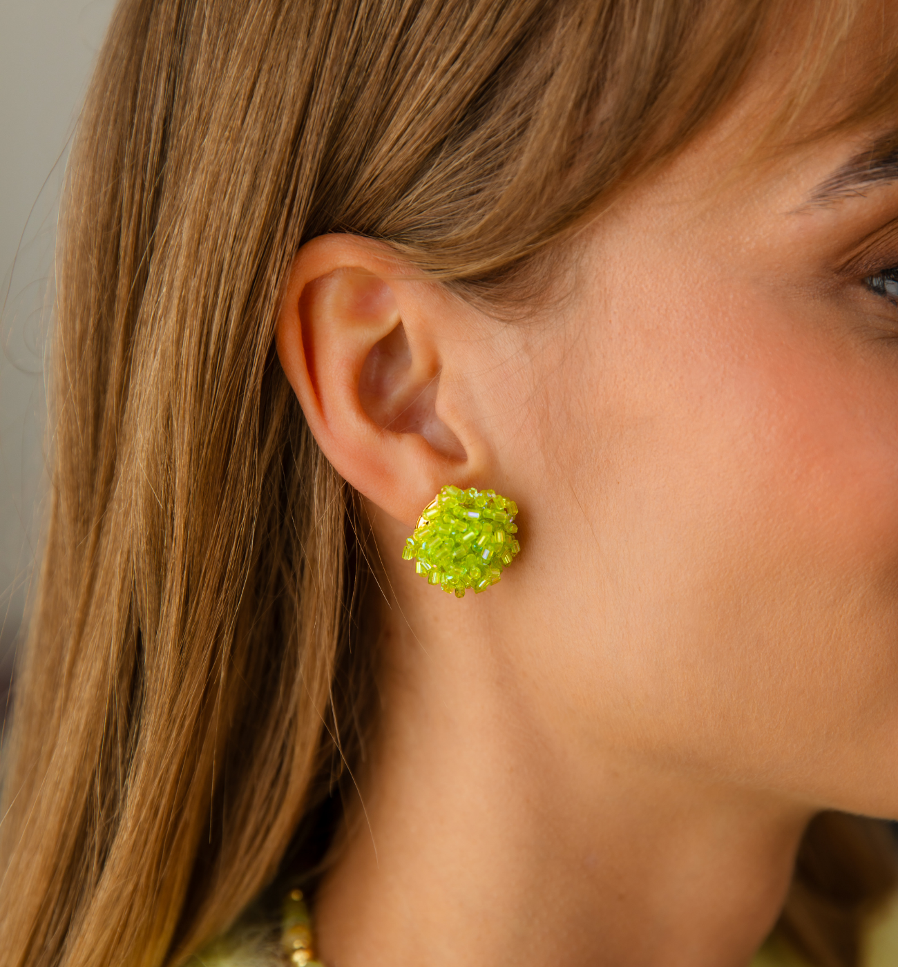 Kolczyki z zielonymi kryształkami okrągłe KWE0137 - By Dziubeka