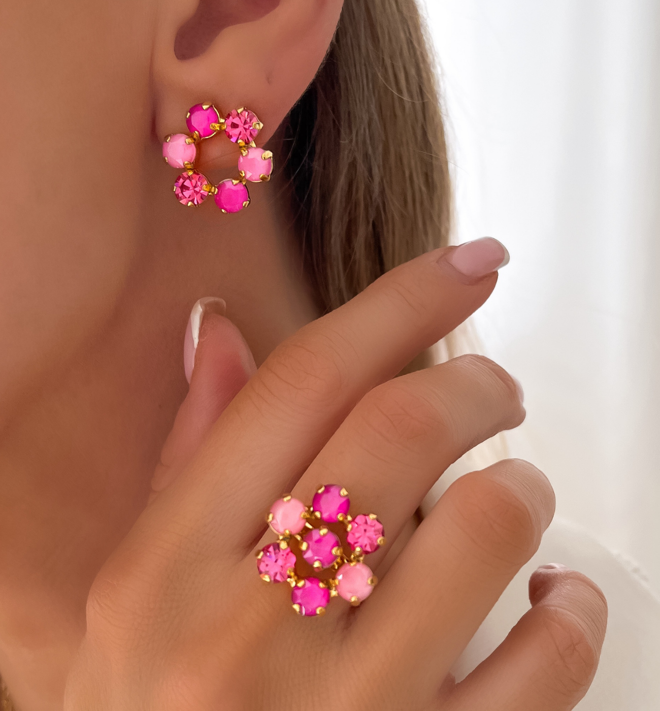 Kolczyki kwiatki z fuksjowymi kryształkami - By Dziubeka