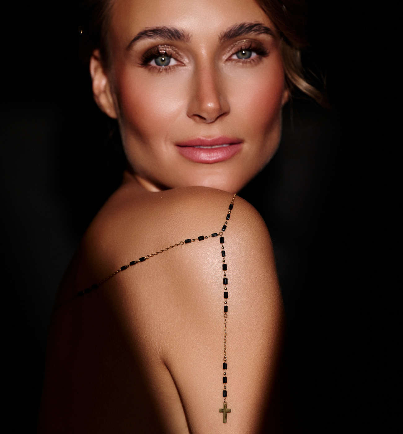 Naszyjnik różaniec z krzyżykiem i czarnymi kryształkami NSY0689 - By Dziubeka