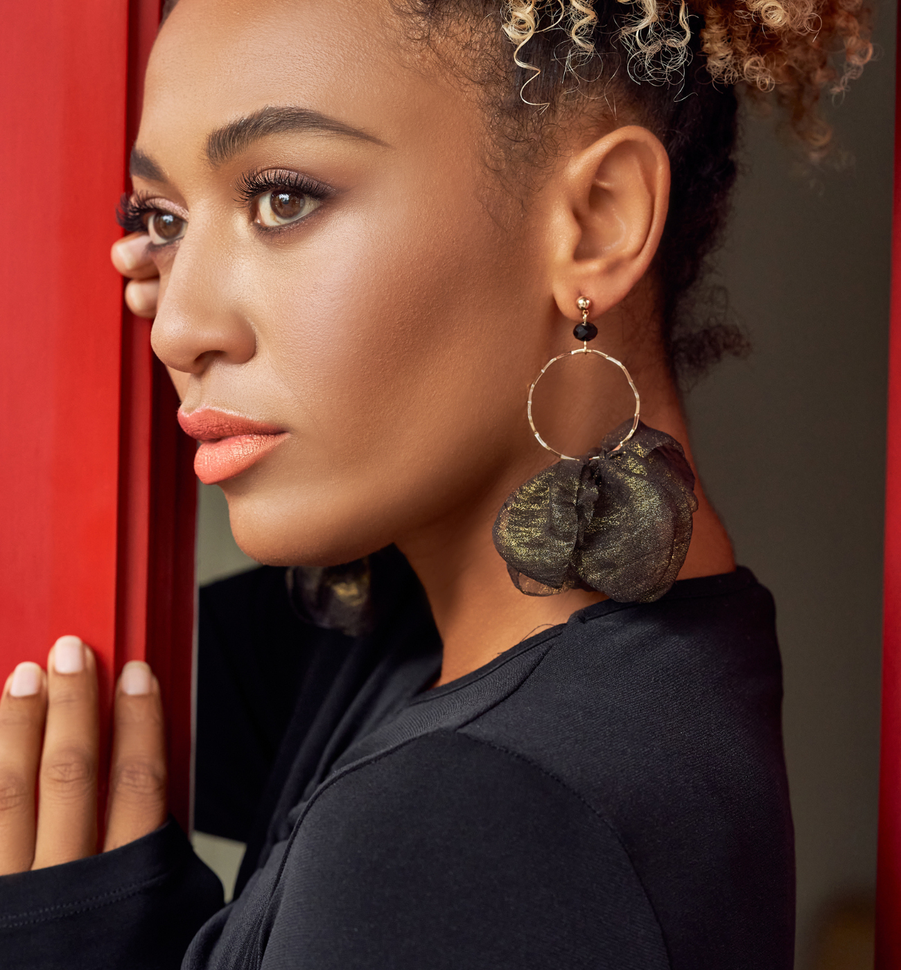 Kolczyki czarne z szyfonu połyskujące Carino - By Dziubeka