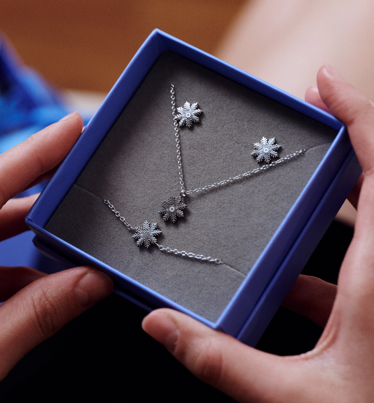 Zimowy zestaw biżuterii „Śnieżynki” – subtelna magia zimy zamknięta w biżuterii ZN0026 - By Dziubeka