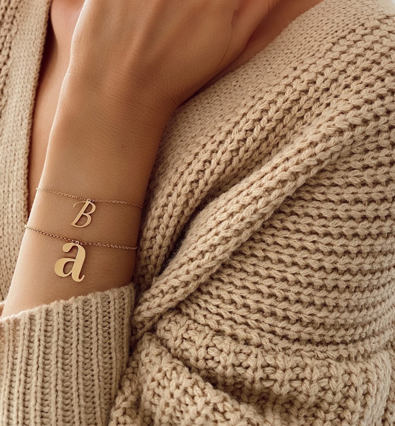 Bransoletka srebrna pozłacana z literką B BAT0049