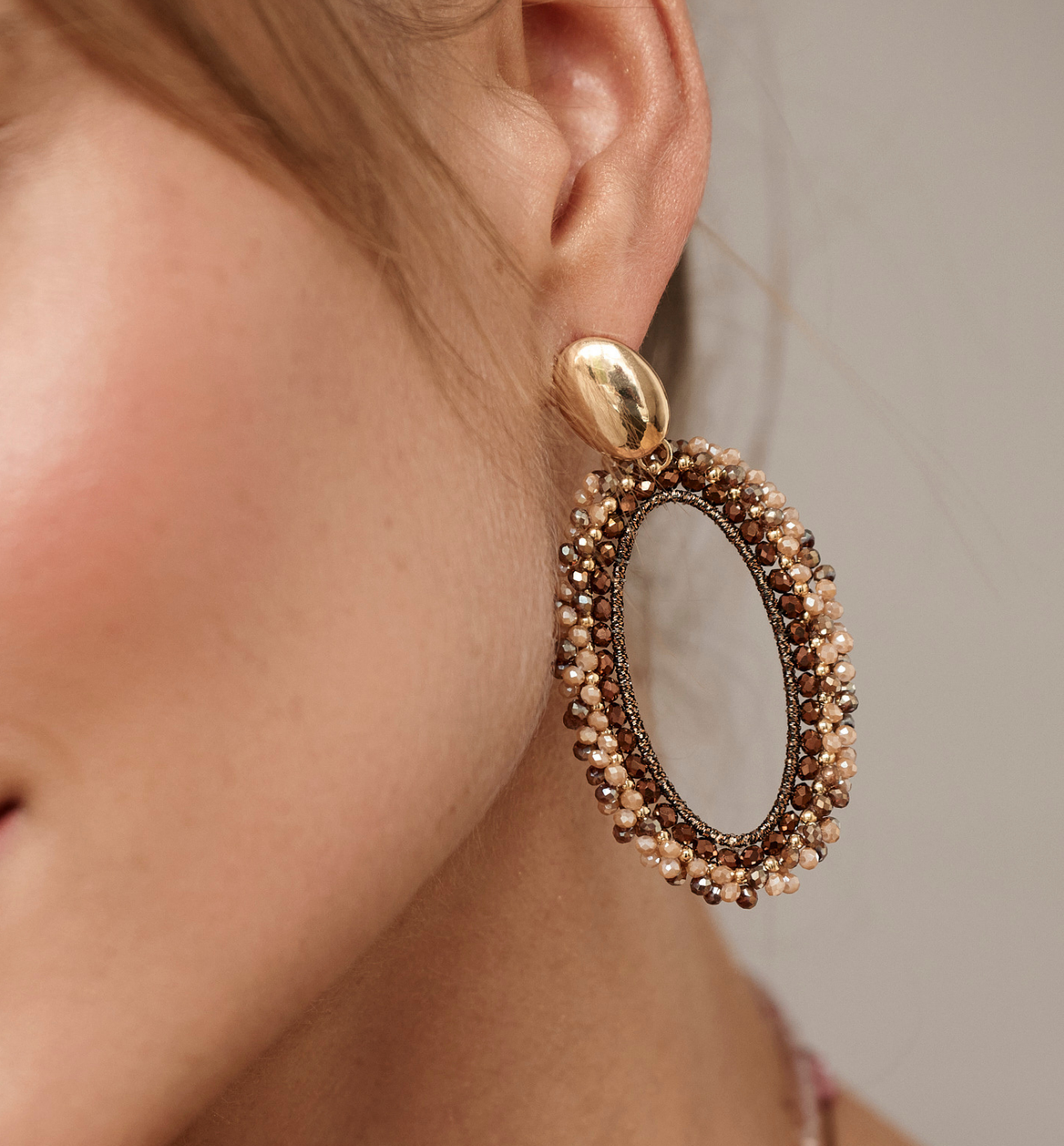 Kolczyki z brązowymi i beżowymi kryształkami KWE0333 - By Dziubeka