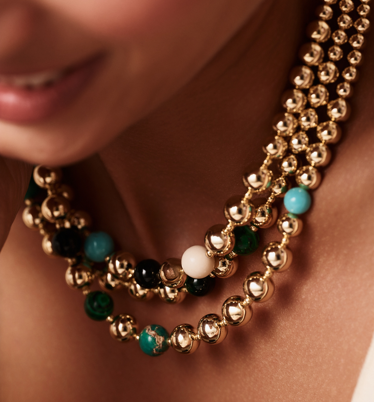 Naszyjnik trzyrzędowy w złocie z turkusowymi i zielonymi kamieniami - By Dziubeka