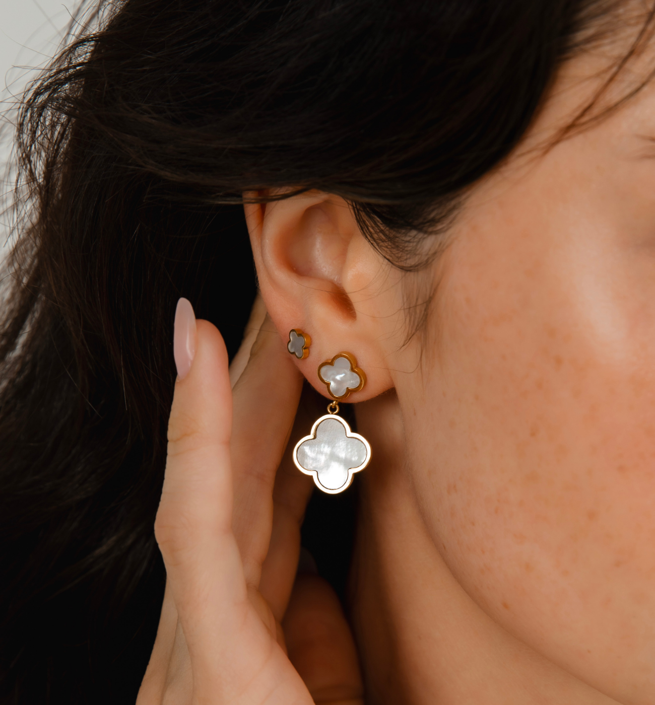 Kolczyki koniczynki z masą perłową złote Heureux - By Dziubeka