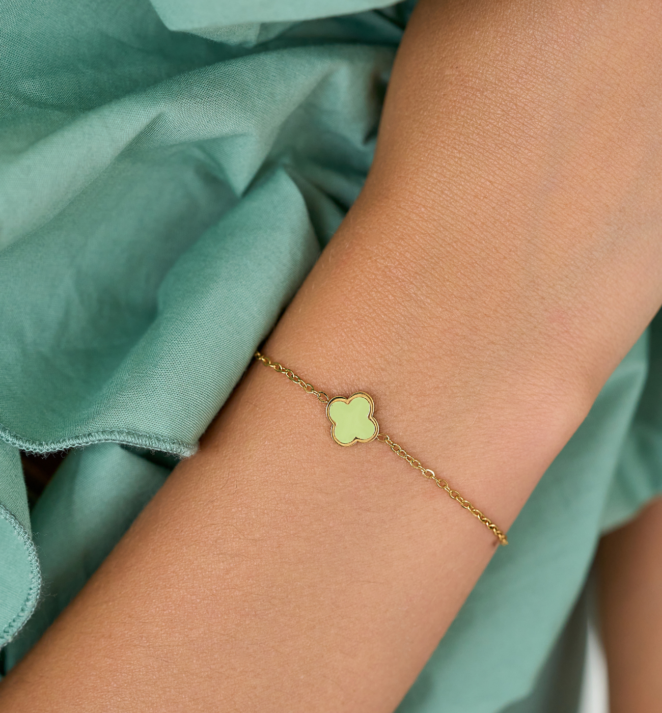 Bransoletka z koniczynką i zieloną emalią Heureux - By Dziubeka
