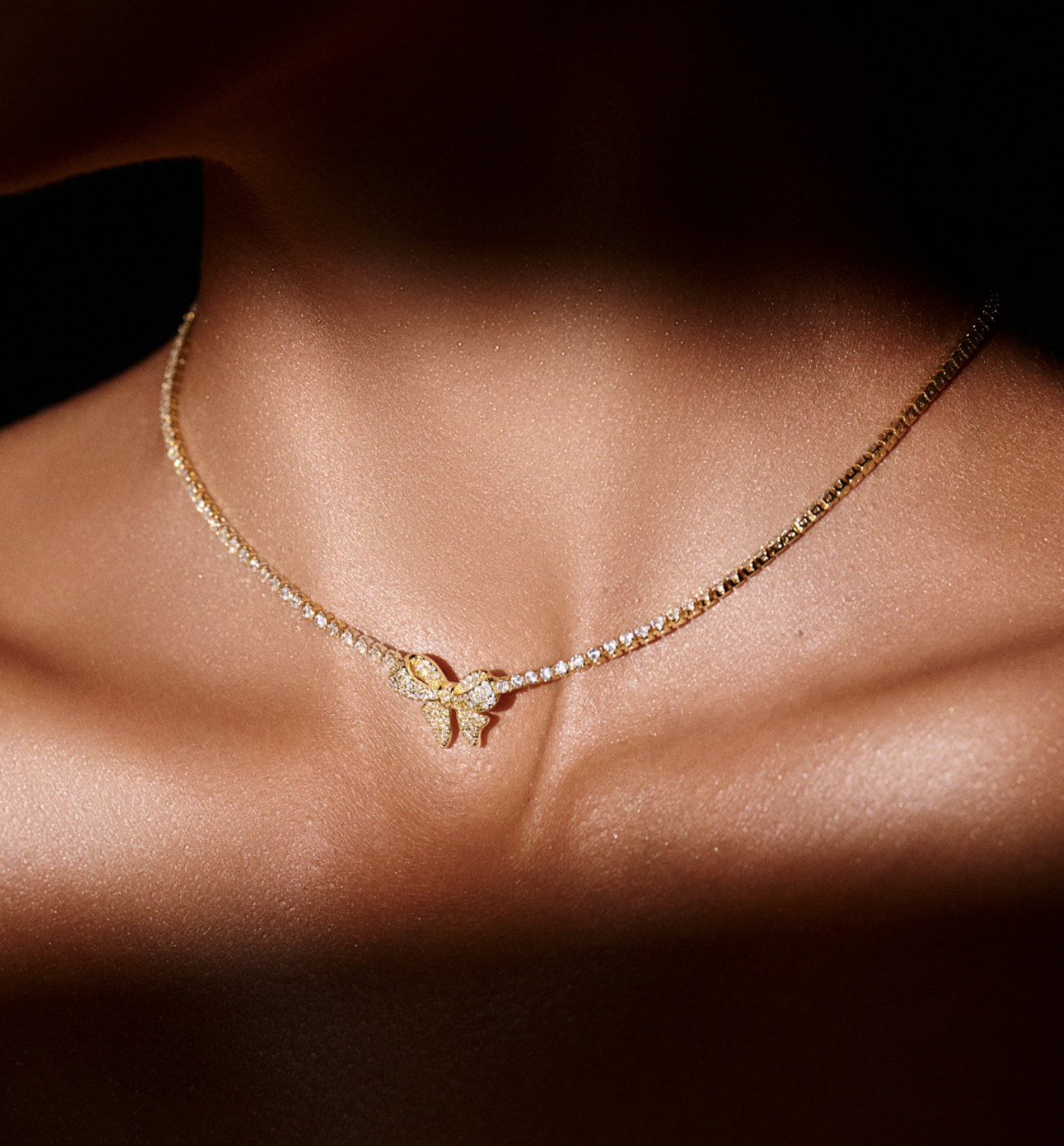 Naszyjnik typu tennis z zawieszką w kształcie kokardki - By Dziubeka