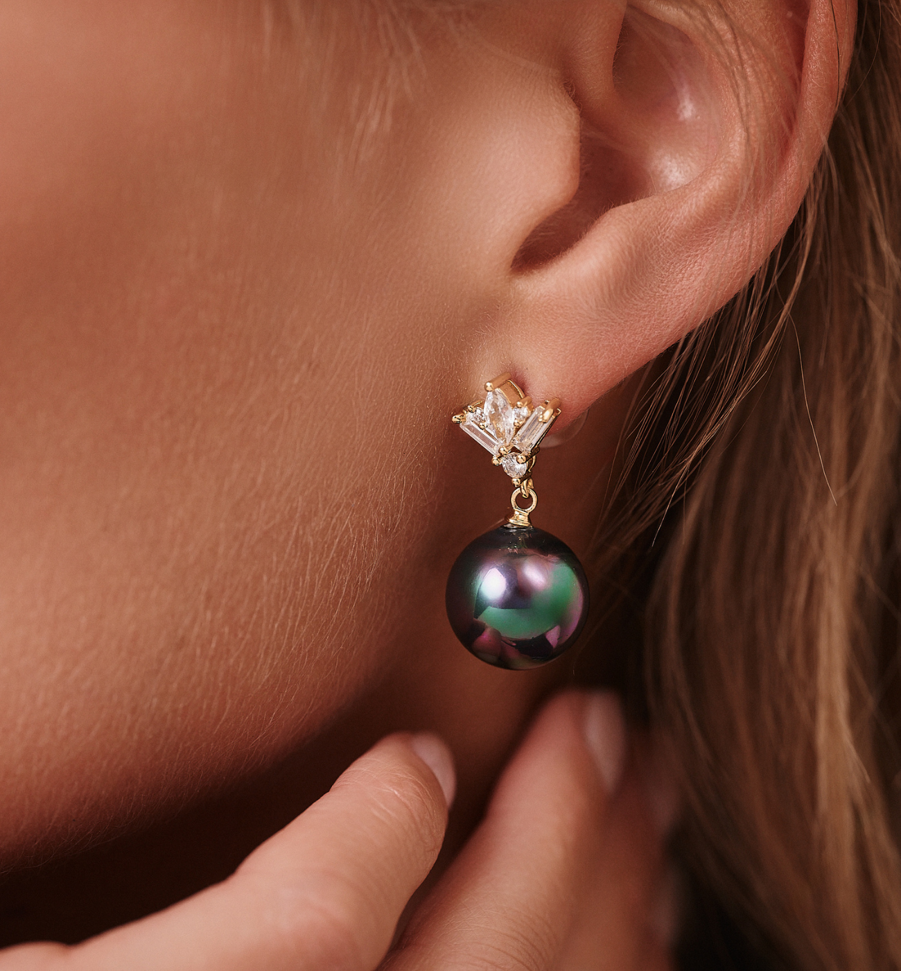 Kolczyki z ciemną perłą i ozdobną koroną z cyrkonii KPE0185