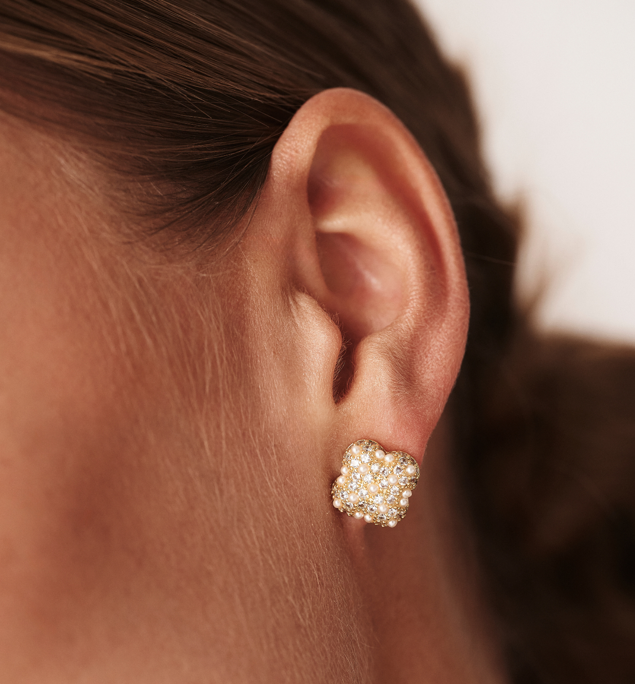 Kolczyki w kształcie koniczyny z perełkami i cyrkoniami – złote - By Dziubeka