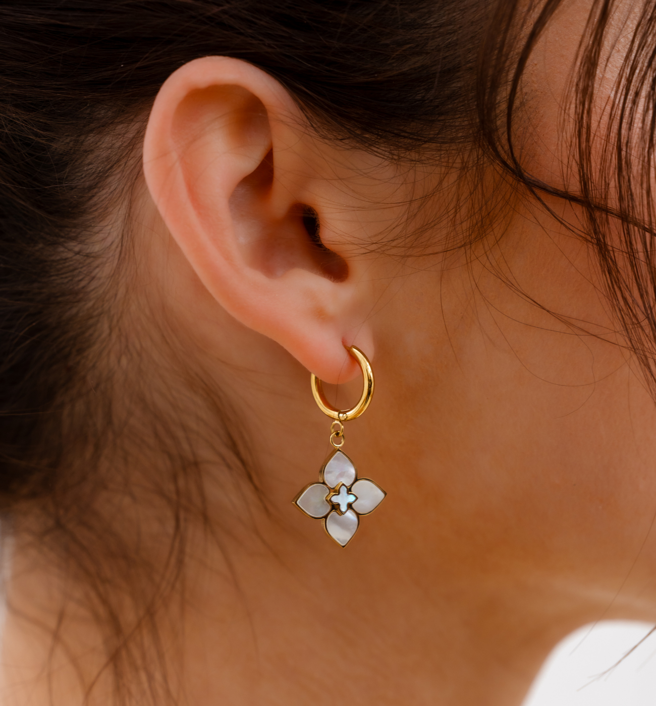 Kolczyki koniczynki z masą perłową złote - By Dziubeka