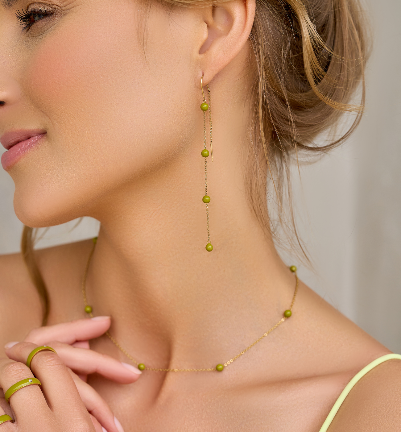 Kolczyki z kuleczkami z zieloną emalią Chillin - By Dziubeka