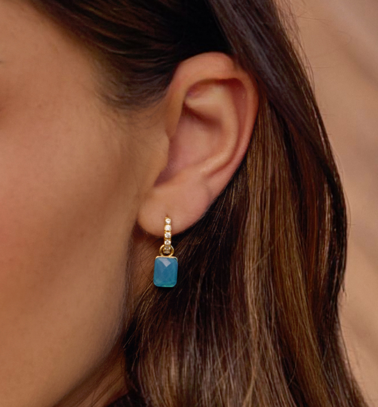 Kolczyki z niebieskimi kryształkami złote - By Dziubeka