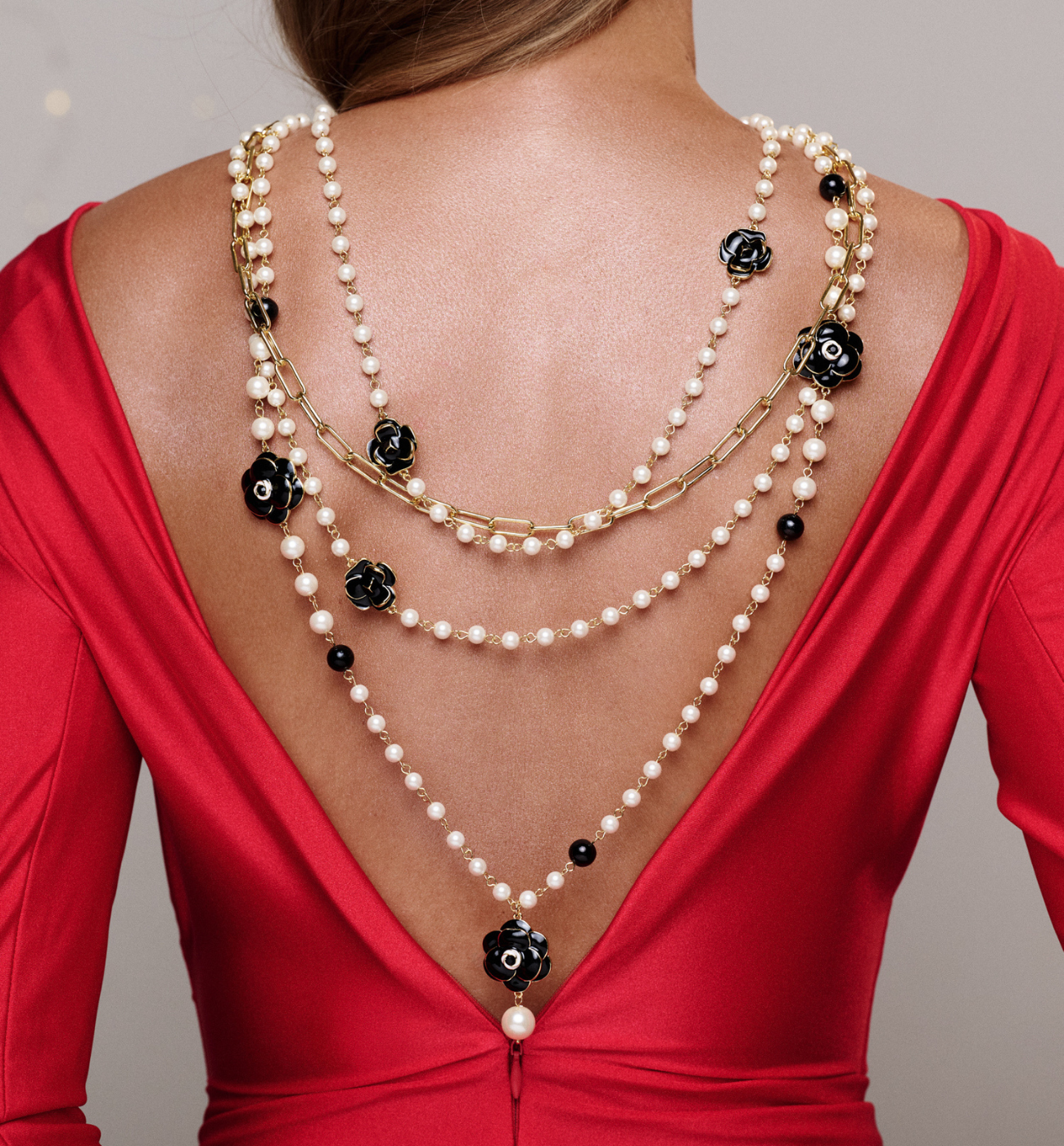 Naszyjnik potrójny z kwiatami w czerni i bieli NS0348