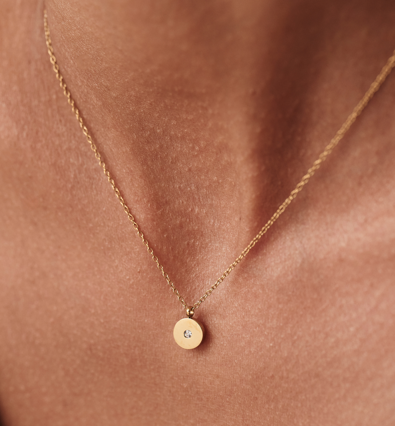 Naszyjnik z okrągłą zawieszką z cyrkonią złoty - By Dziubeka