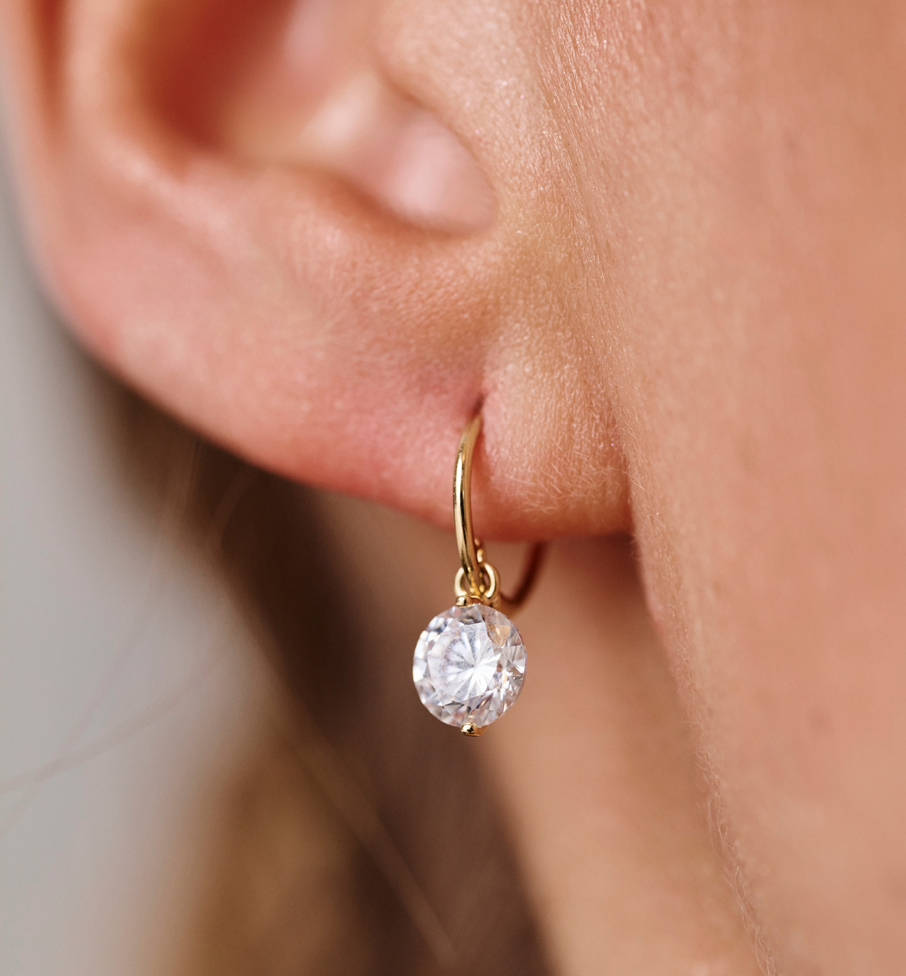 Złote kolczyki z cyrkonią na kółku KLU0070 - By Dziubeka