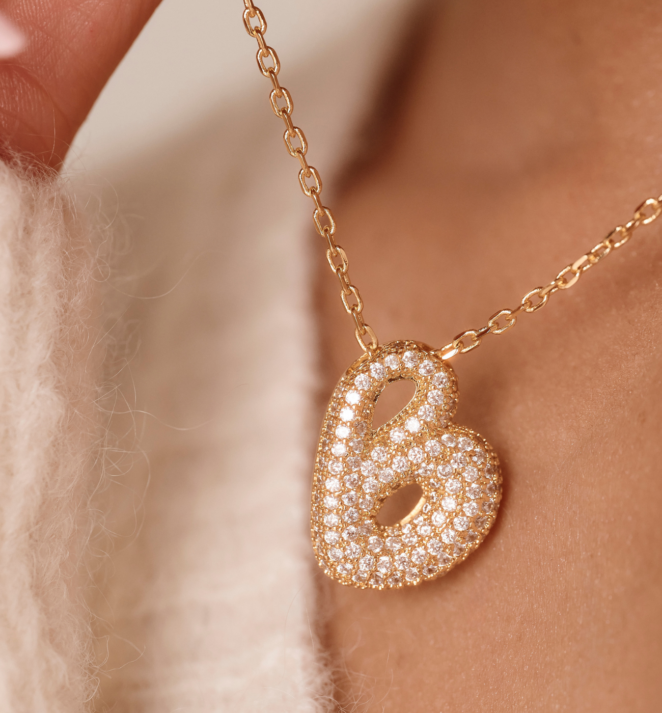 Naszyjnik złocony z literą B wysadzaną cyrkoniami NS0357