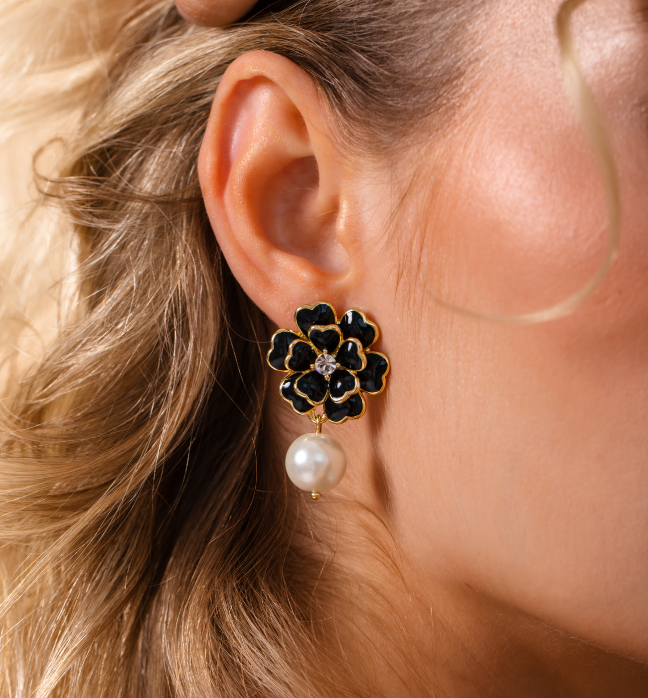 Koczyki kwiatki czarne z perłami - By Dziubeka