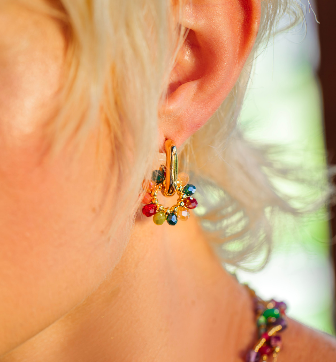 Kolczyki okrągłe małe z kolorowymi kryształkami KWE0232 - By Dziubeka