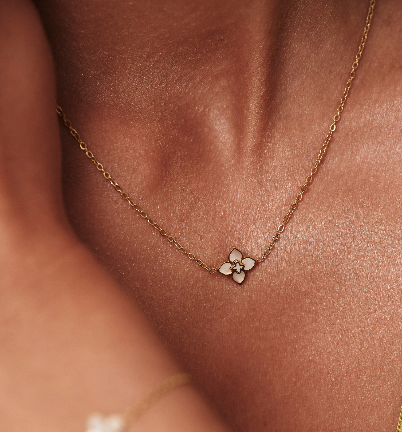 Naszyjnik z motywem koniczynki z masy perłowej złoty - By Dziubeka