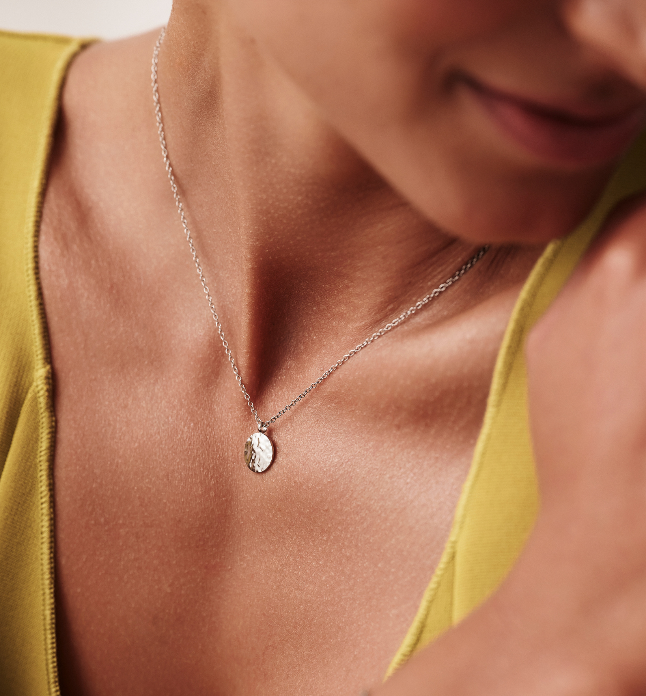 Naszyjnik z okrągłą młotkowaną zawieszką srebrny - By Dziubeka