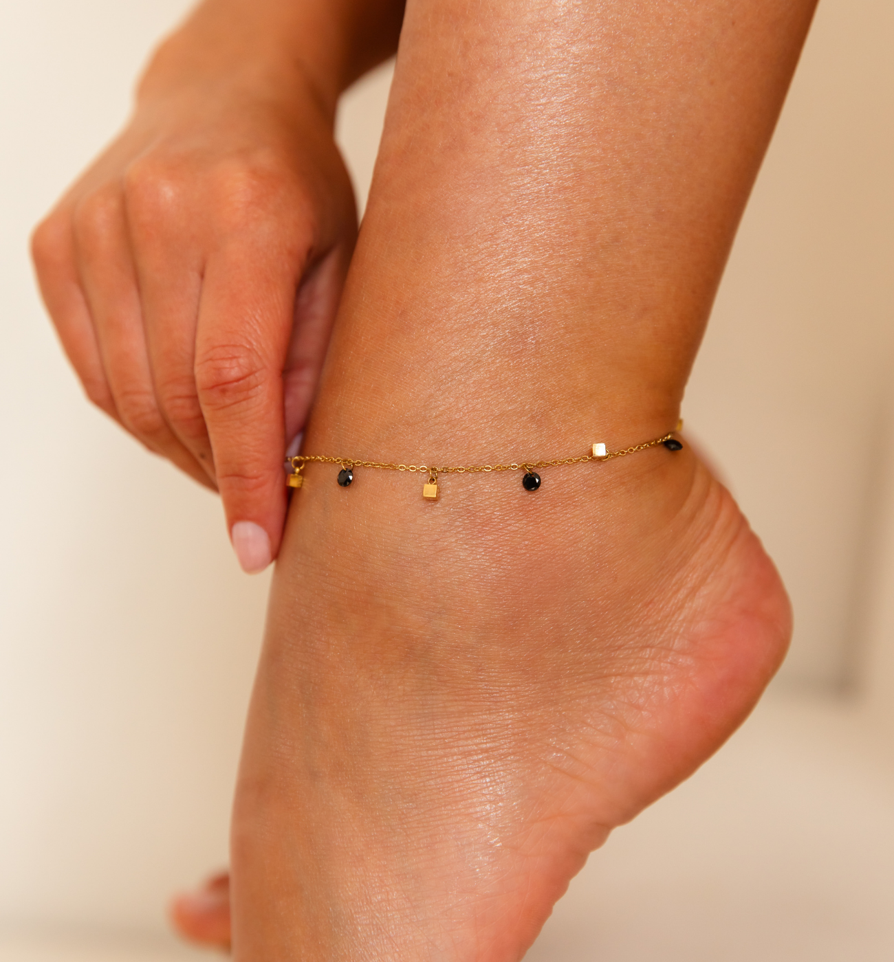 Bransoletka na nogę złota z kryształkami BNSY0042