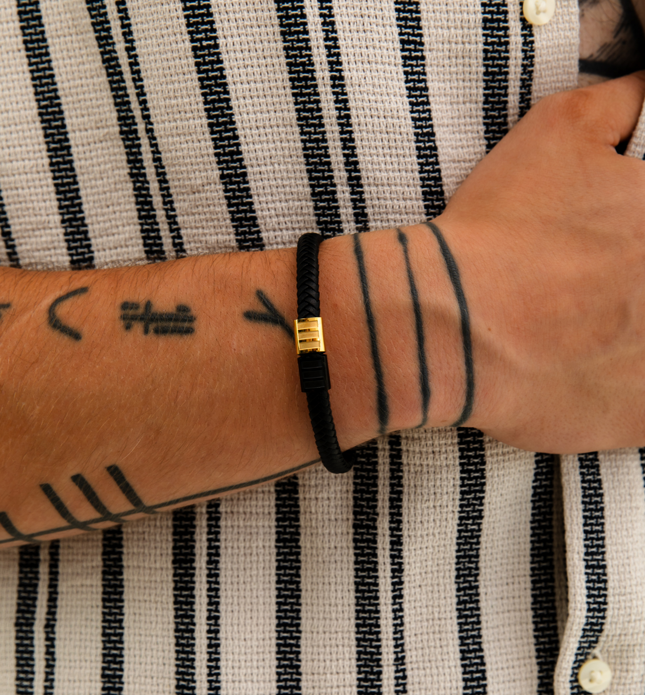 Bransoletka męska czarna ze złotymi elementami 47 - By Dziubeka