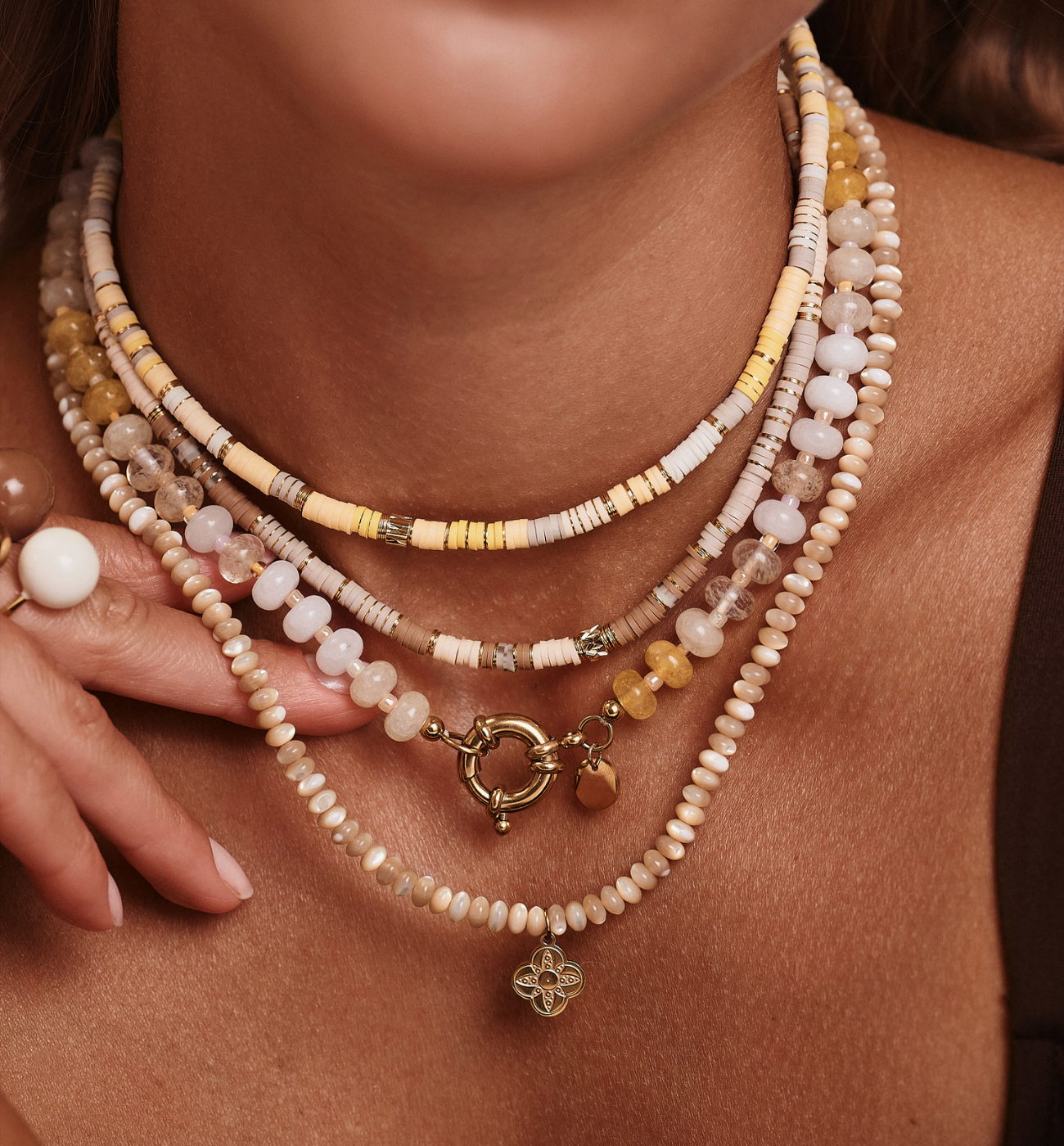 Zestaw naszyjników w odcieniach wanilii, miodu i kremu ZN0049