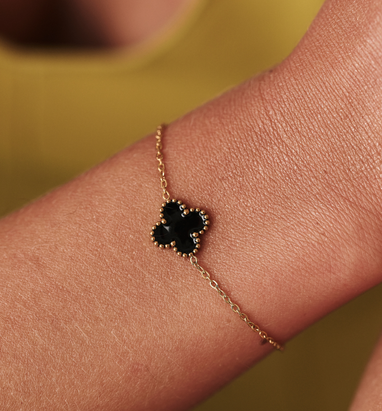 Bransoletka z czarną koniczynką złota BSA0966