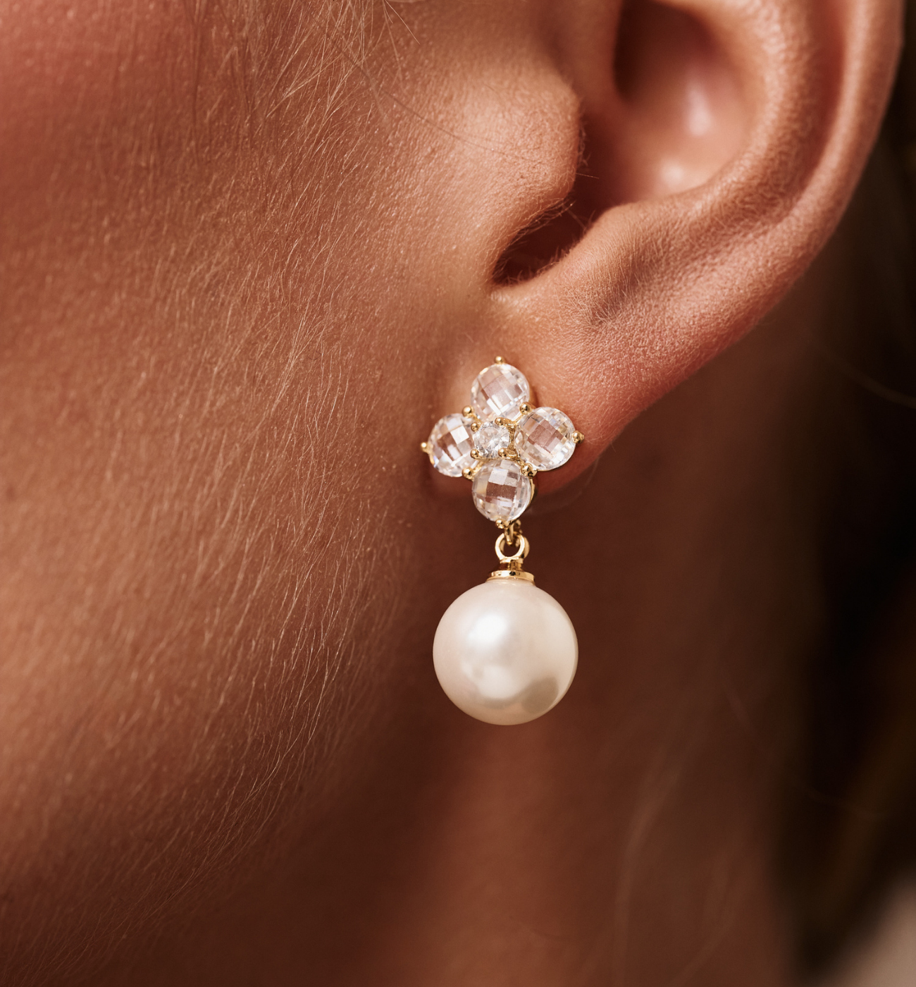 Kolczyki z koniczynką i perłą złote - By Dziubeka