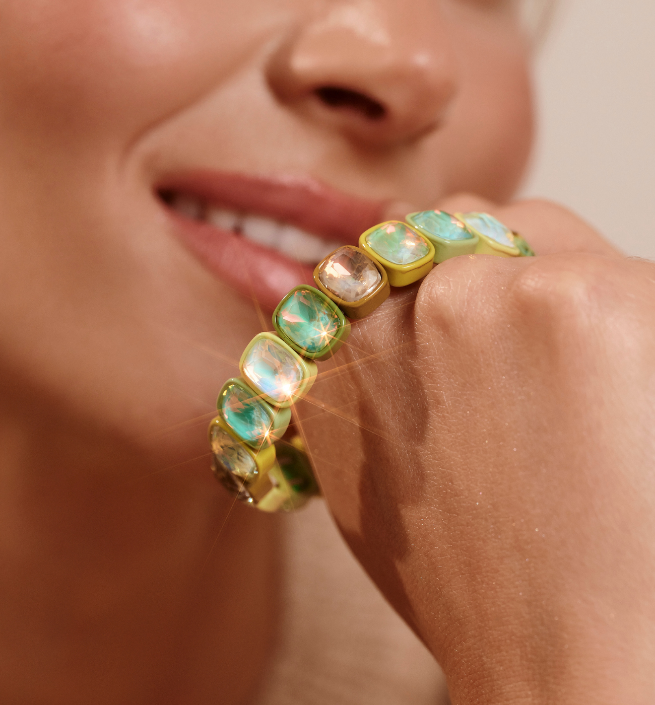 Bransoletka w odcieniach zieleni z opalizującymi kryształami BCR0051 - By Dziubeka