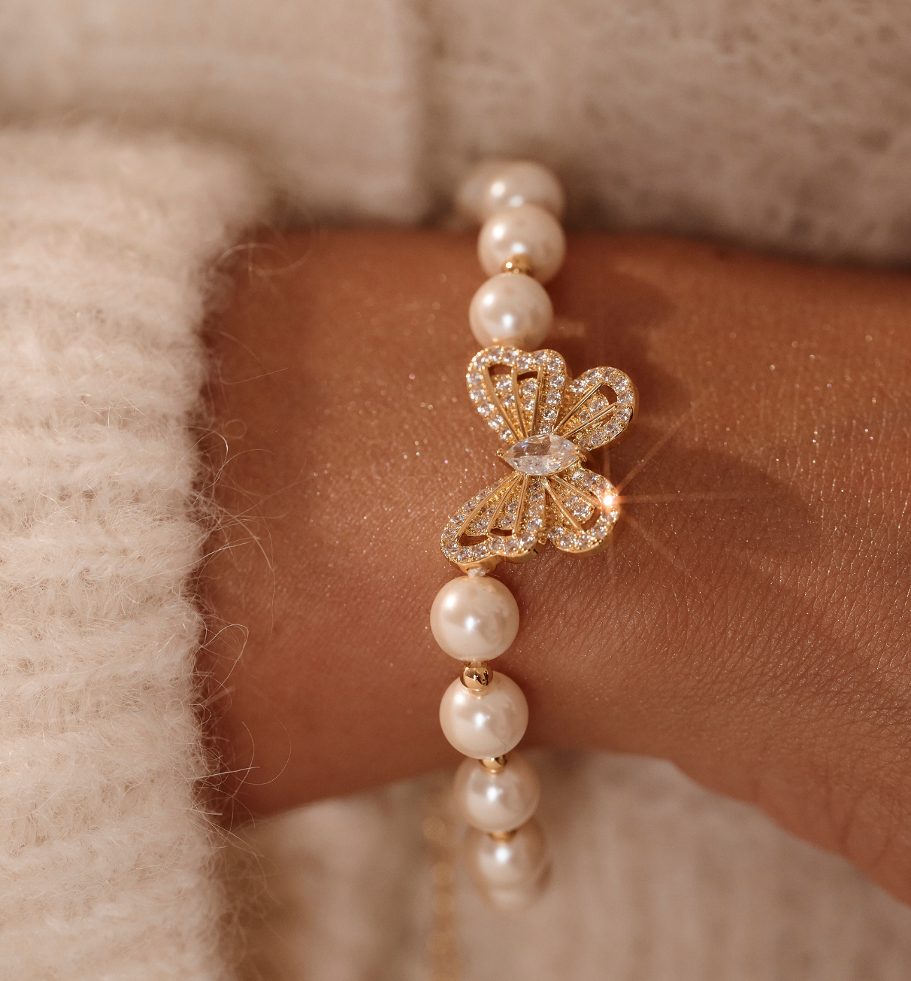 Bransoletka z pereł i złotym motylem BPE0163 - By Dziubeka