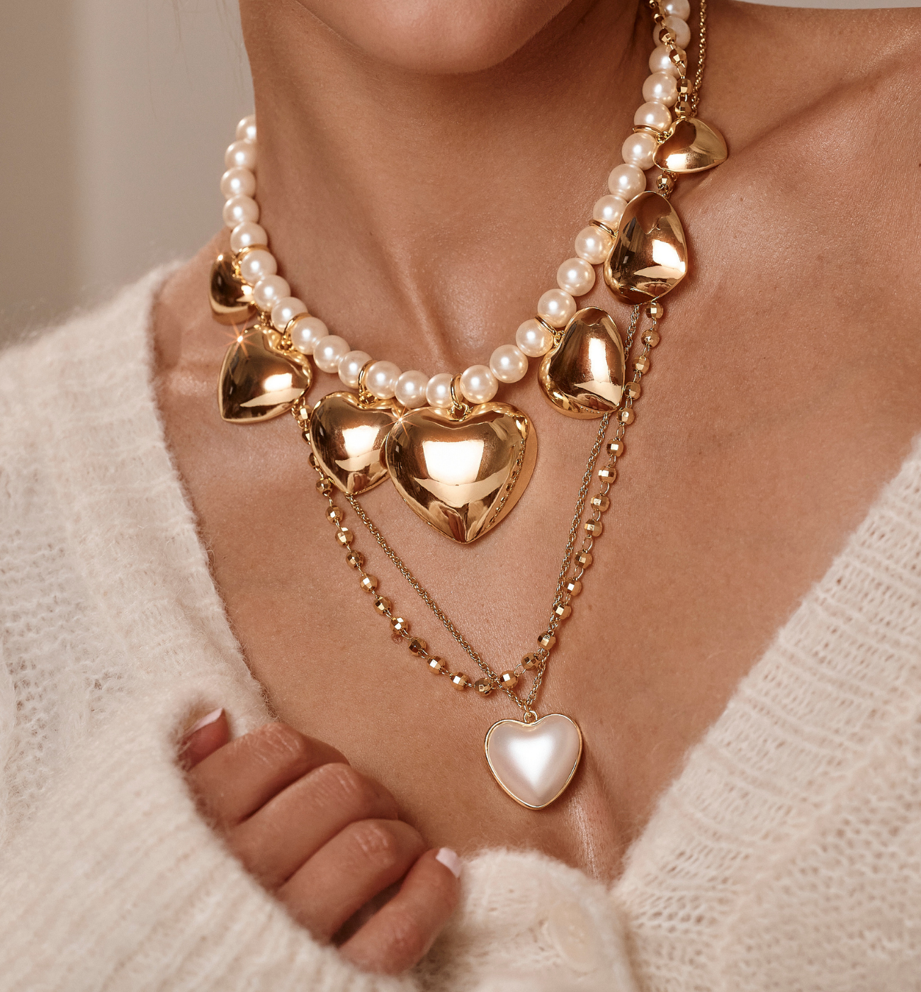 Naszyjnik z perłami i złotymi sercami - By Dziubeka