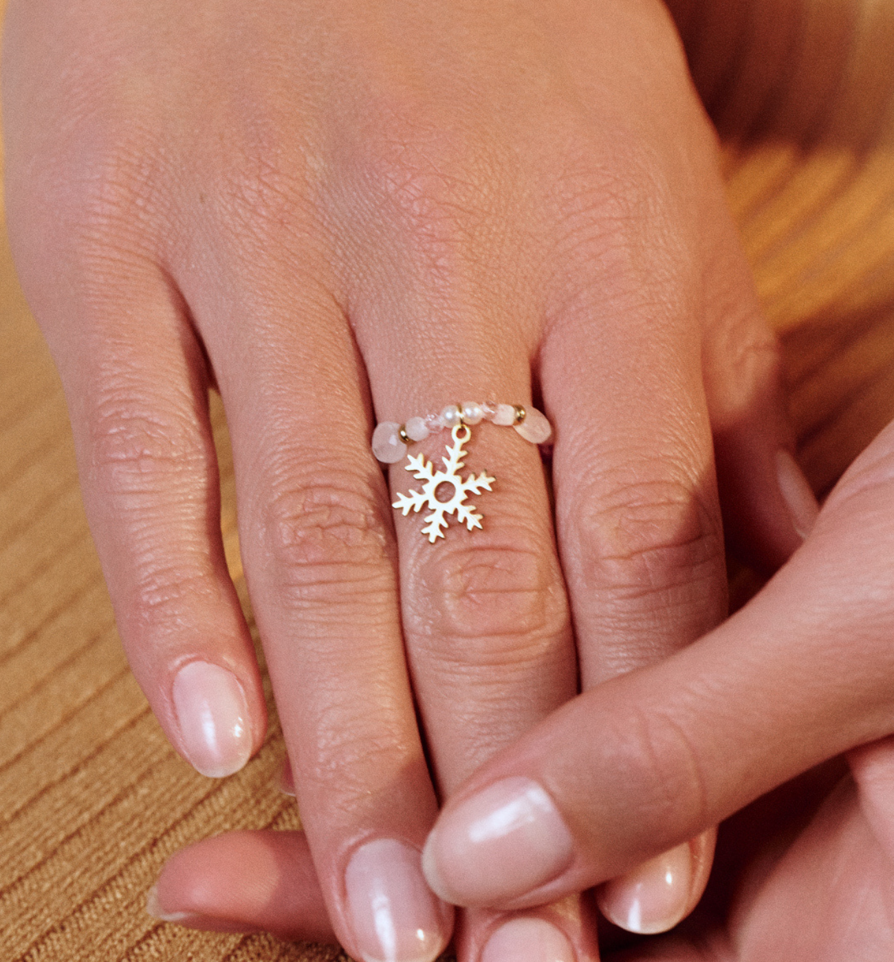 Pierścionek elastyczny z białymi kamieniami i śnieżynką - By Dziubeka